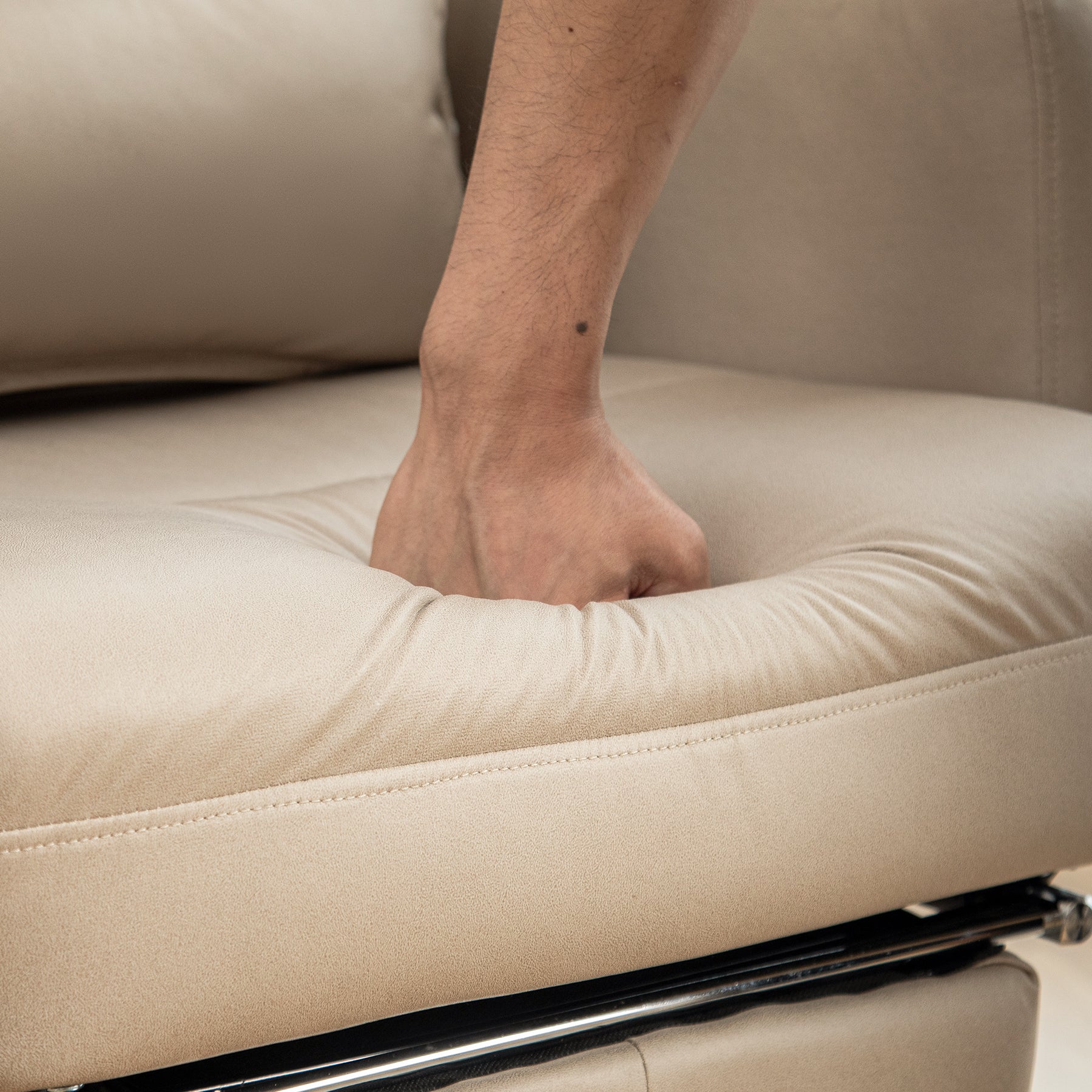 Chief_Chairs_Office_Chairs_vertrix_beige_hand